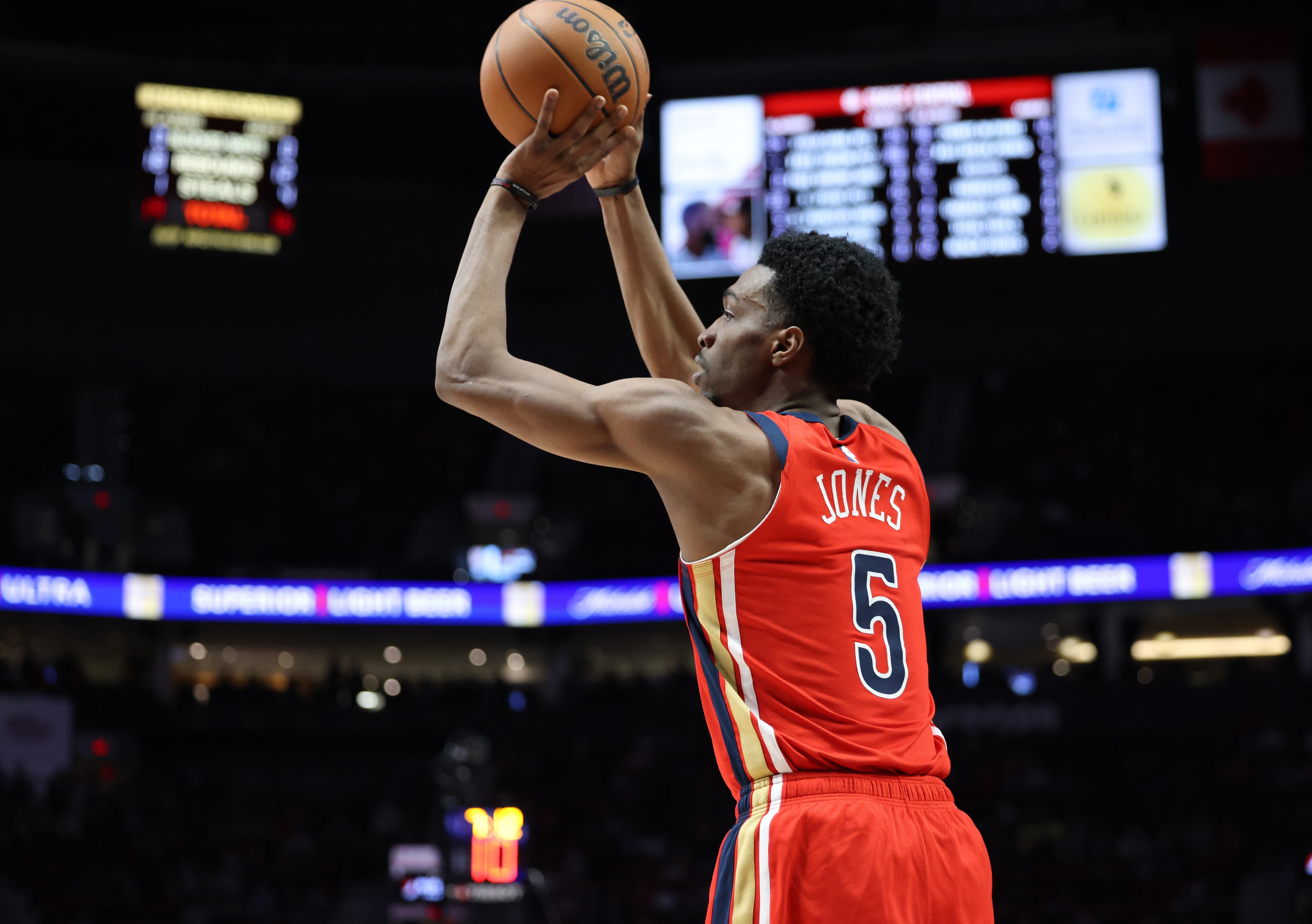 赫伯特-琼斯提前续约合同细节：起薪2090万 最后一年2420万