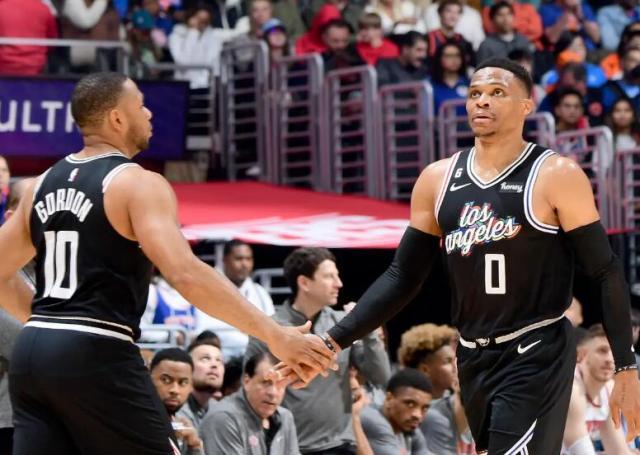 开云体育-34岁韦少被迫转型！指点曼恩展现老将价值